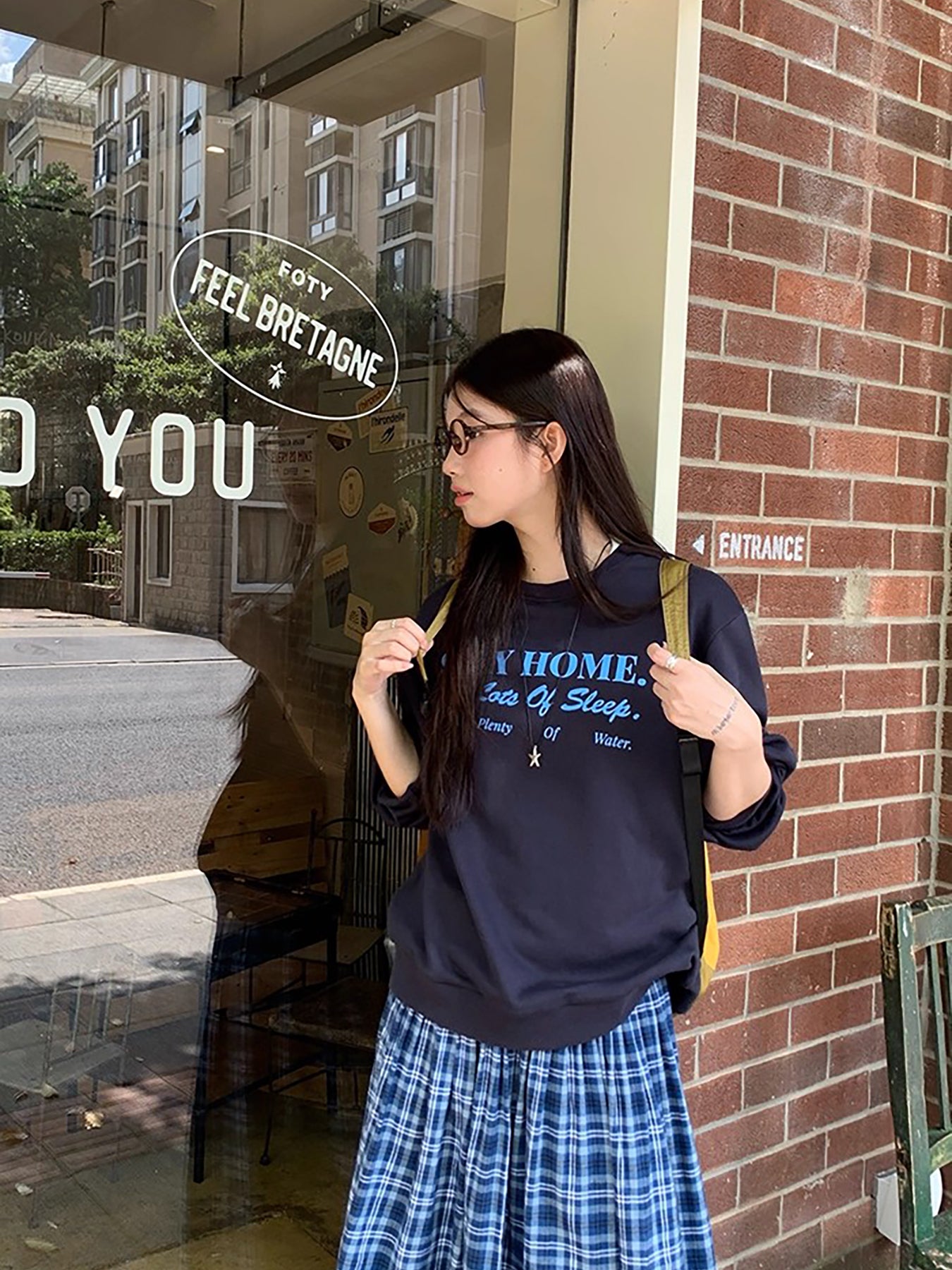 RAINY アメリカンスタイルのシックなクルーネック、カジュアルで万能なレタープリントのスウェットシャツ。春と秋にぴったりのレディース用ルーズプルオーバートップス。 