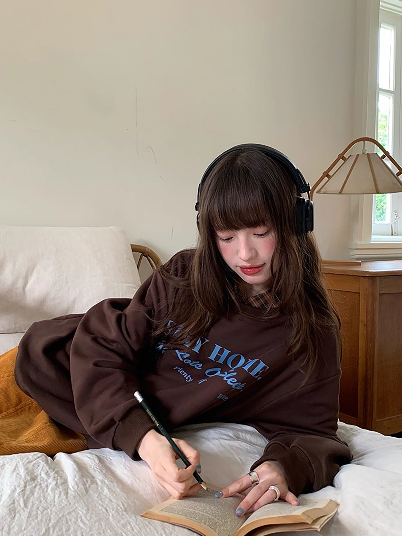 RAINY アメリカンスタイルのシックなクルーネック、カジュアルで万能なレタープリントのスウェットシャツ。春と秋にぴったりのレディース用ルーズプルオーバートップス。 