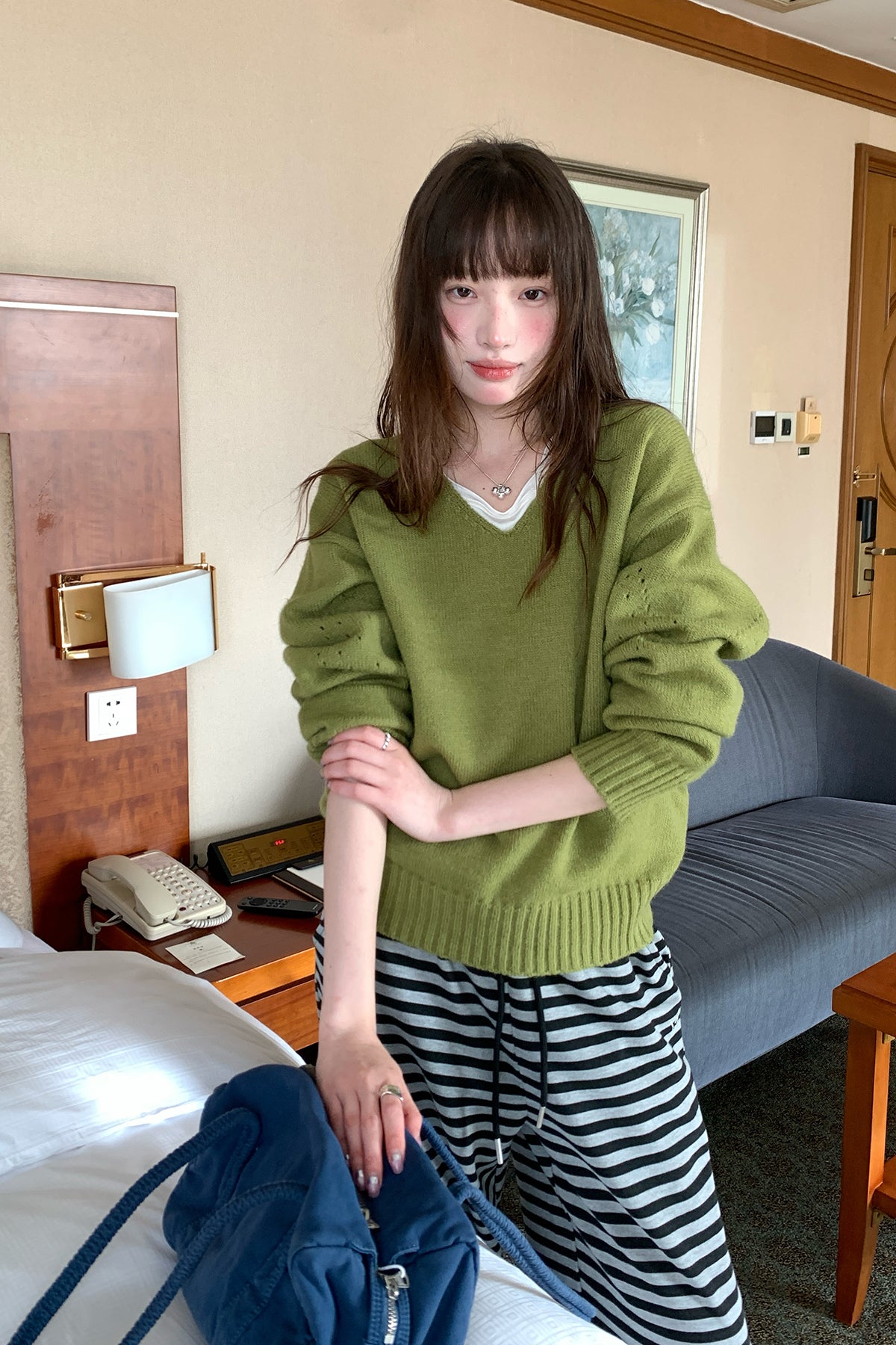 RAINY ゆったりふわふわVネック無地ニットセーター 26WG13988X