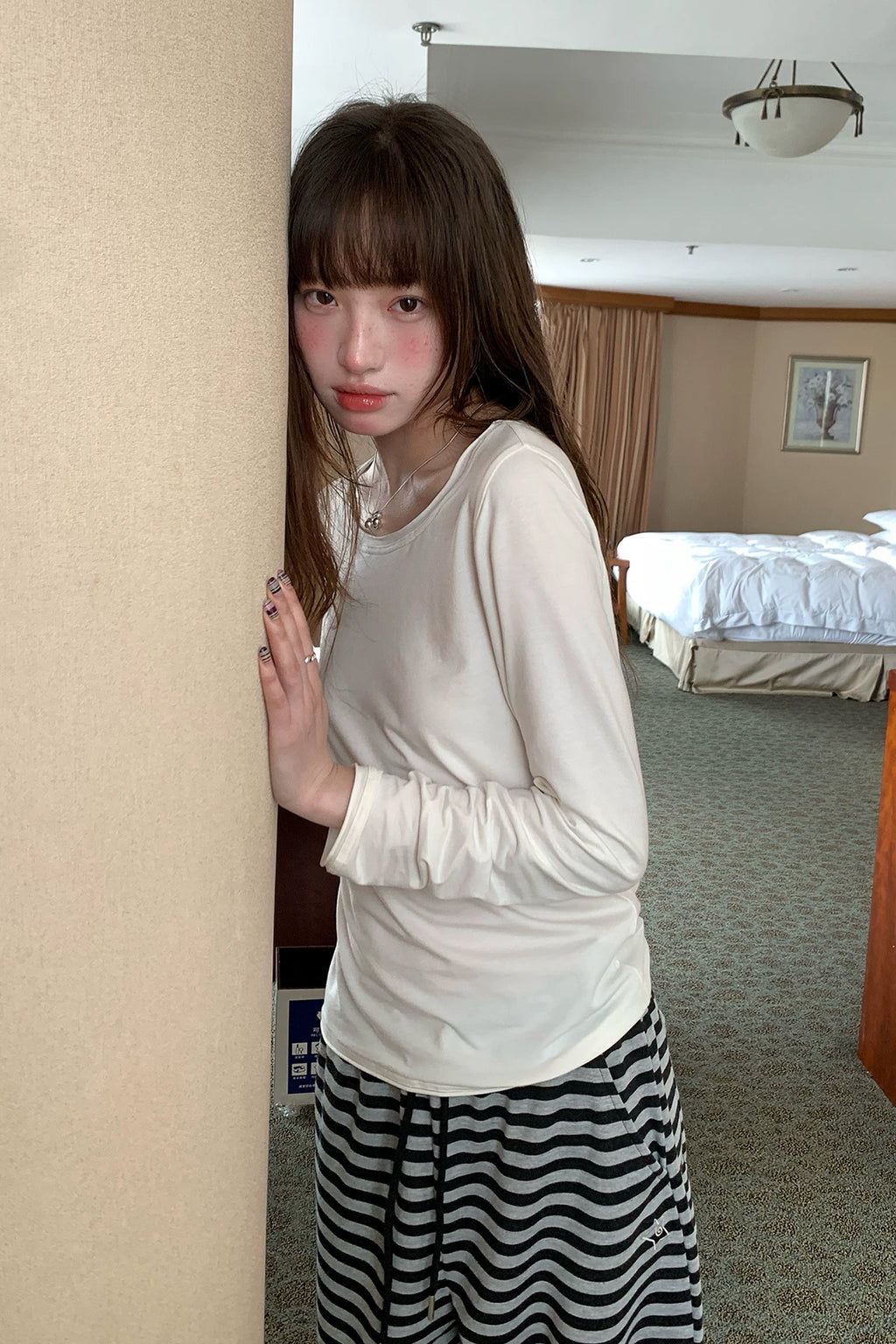 RAINY 柔らかな肌触りのベーシック無地Tシャツ ゆったりシルエットのロールヘムTシャツ 26WA23996X