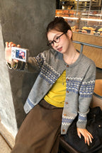 RAINY レトロで上品なフェアアイル柄ニットカーディガン 刺繍入りニットアウター 26WG23978X