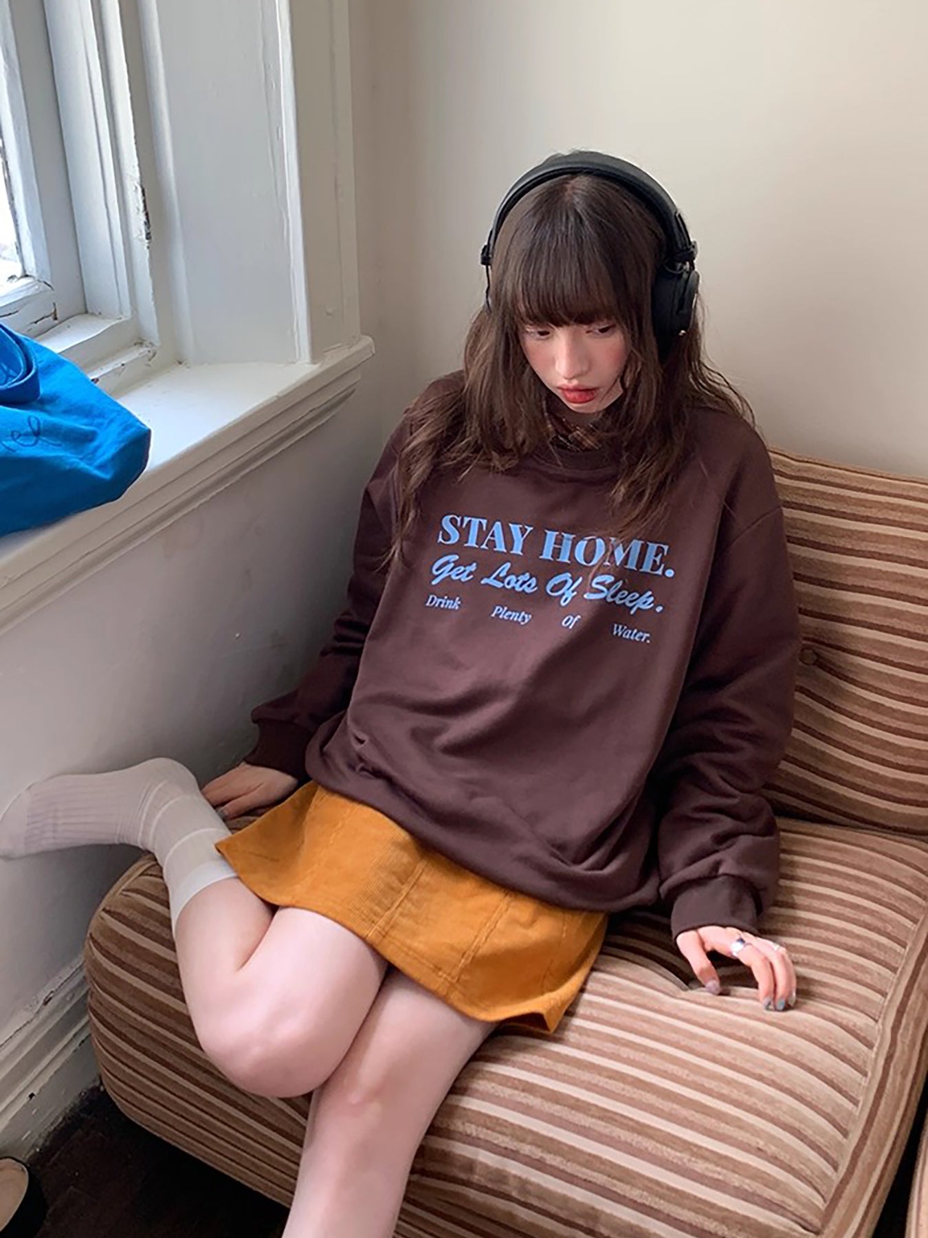 RAINY アメリカンスタイルのシックなクルーネック、カジュアルで万能なレタープリントのスウェットシャツ。春と秋にぴったりのレディース用ルーズプルオーバートップス。 