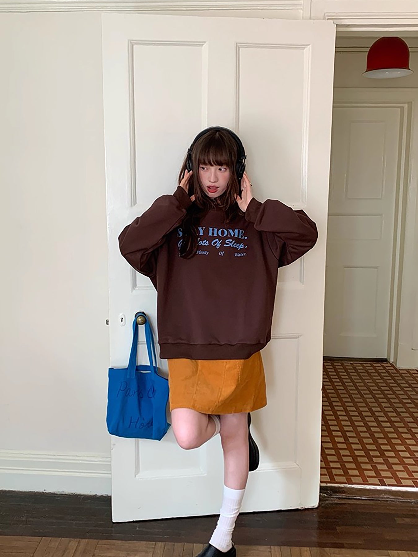 RAINY アメリカンスタイルのシックなクルーネック、カジュアルで万能なレタープリントのスウェットシャツ。春と秋にぴったりのレディース用ルーズプルオーバートップス。 