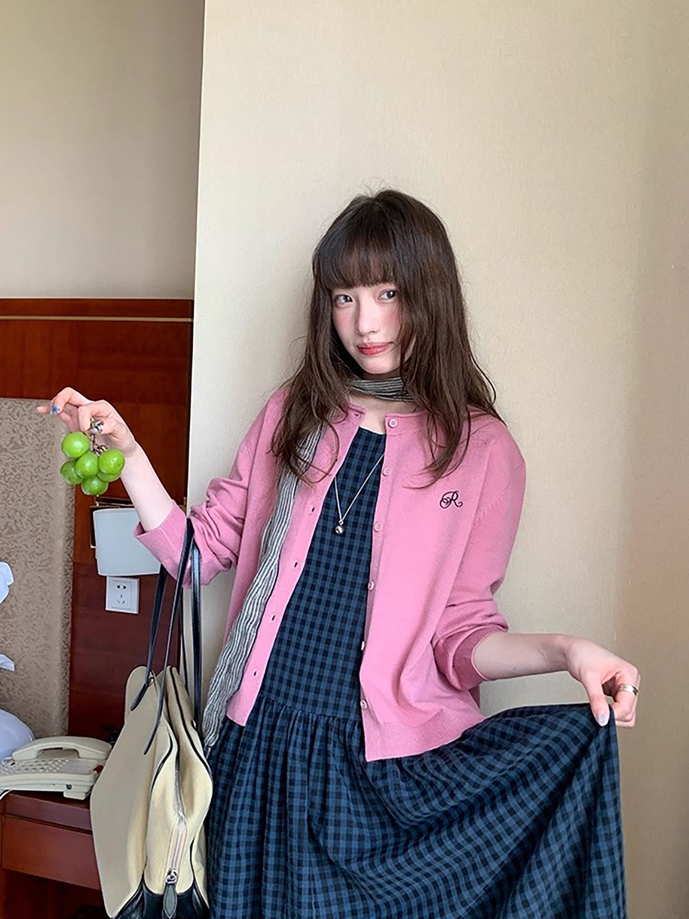 RAINY 韓国風ラウンドネック、万能で快適な無地ニットカーディガン。春と秋の女性用。リラックスしたスタイリッシュなアウタールック。 