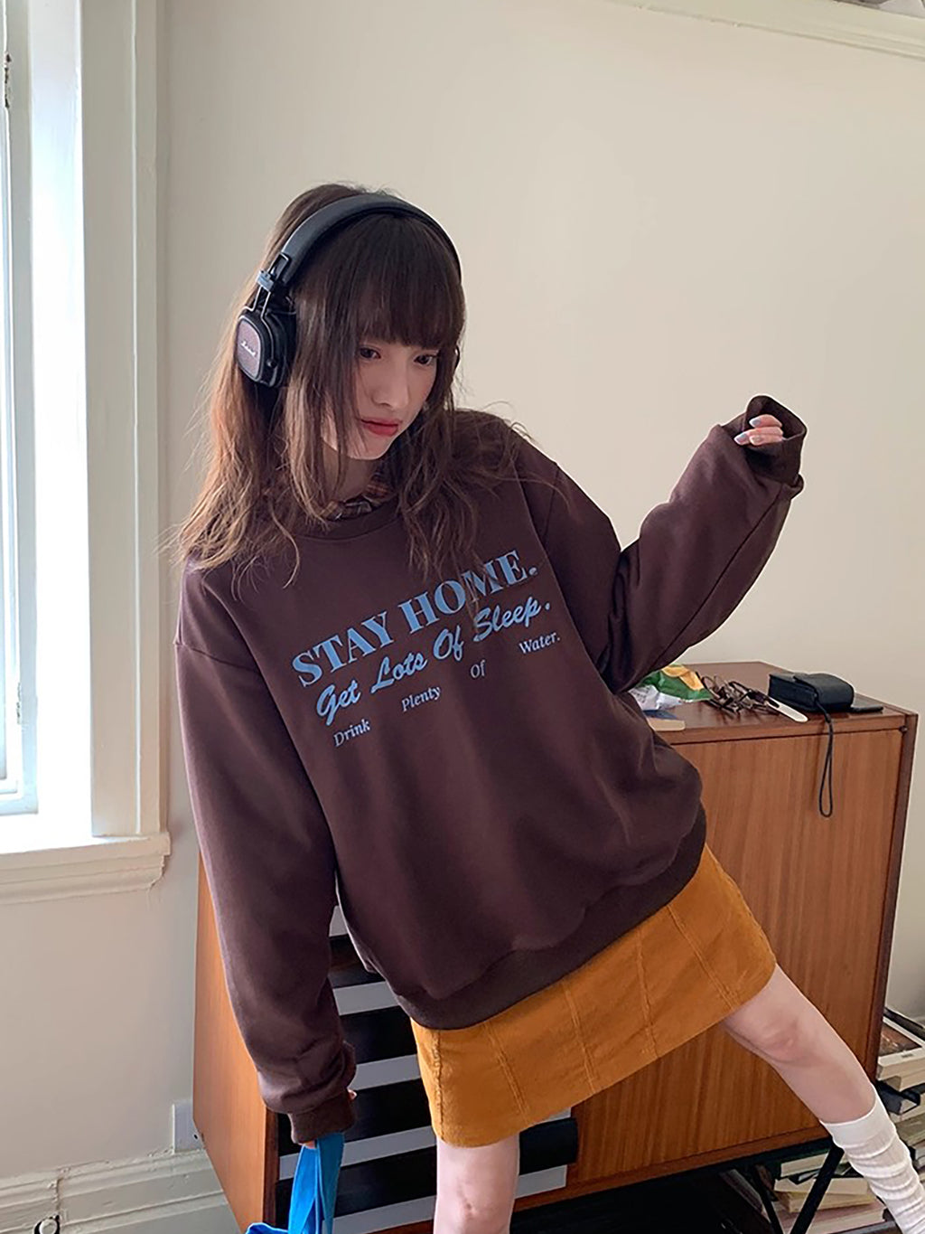 RAINY アメリカンスタイルのシックなクルーネック、カジュアルで万能なレタープリントのスウェットシャツ。春と秋にぴったりのレディース用ルーズプルオーバートップス。 