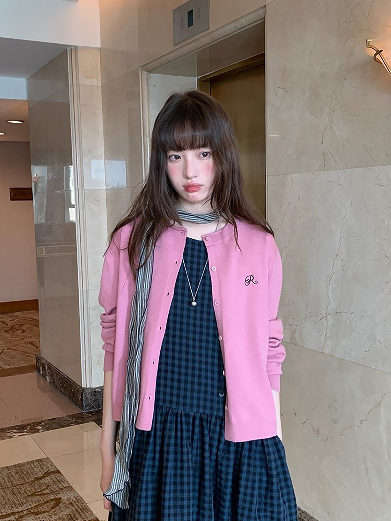 RAINY 韓国風ラウンドネック、万能で快適な無地ニットカーディガン。春と秋の女性用。リラックスしたスタイリッシュなアウタールック。 