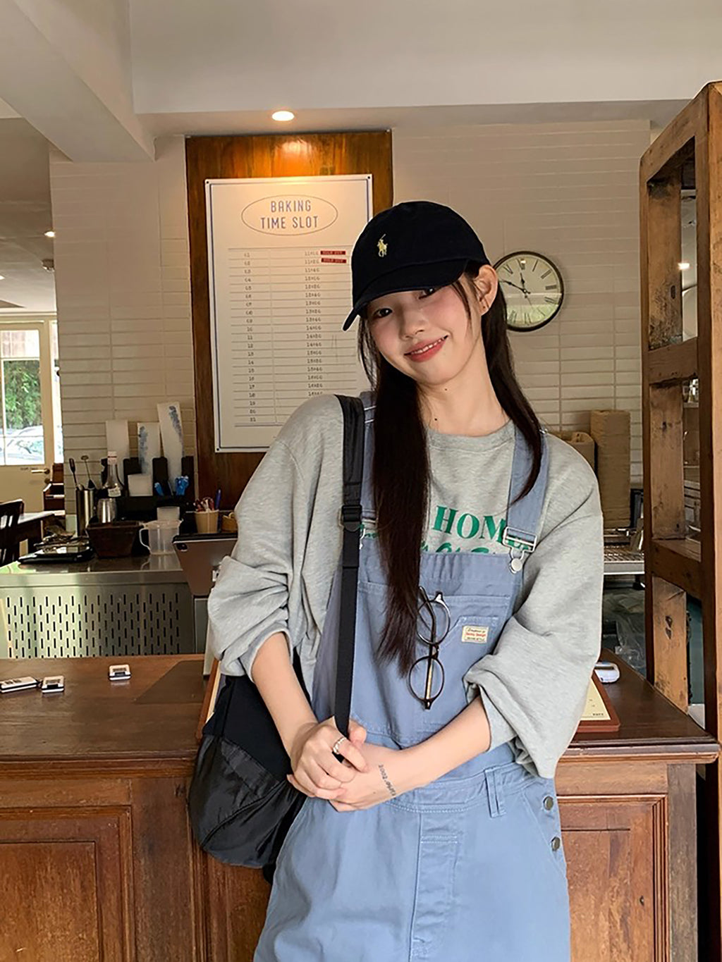 RAINY アメリカンスタイルのシックなクルーネック、カジュアルで万能なレタープリントのスウェットシャツ。春と秋にぴったりのレディース用ルーズプルオーバートップス。 