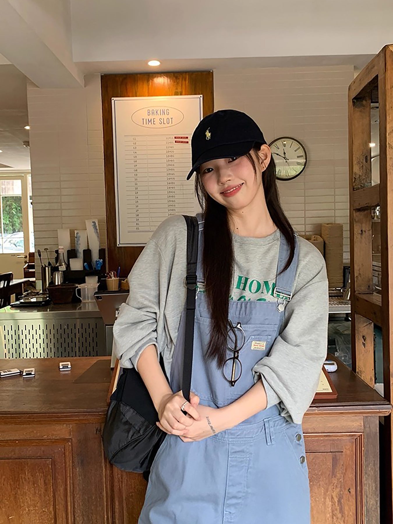 RAINY アメリカンスタイルのシックなクルーネック、カジュアルで万能なレタープリントのスウェットシャツ。春と秋にぴったりのレディース用ルーズプルオーバートップス。 