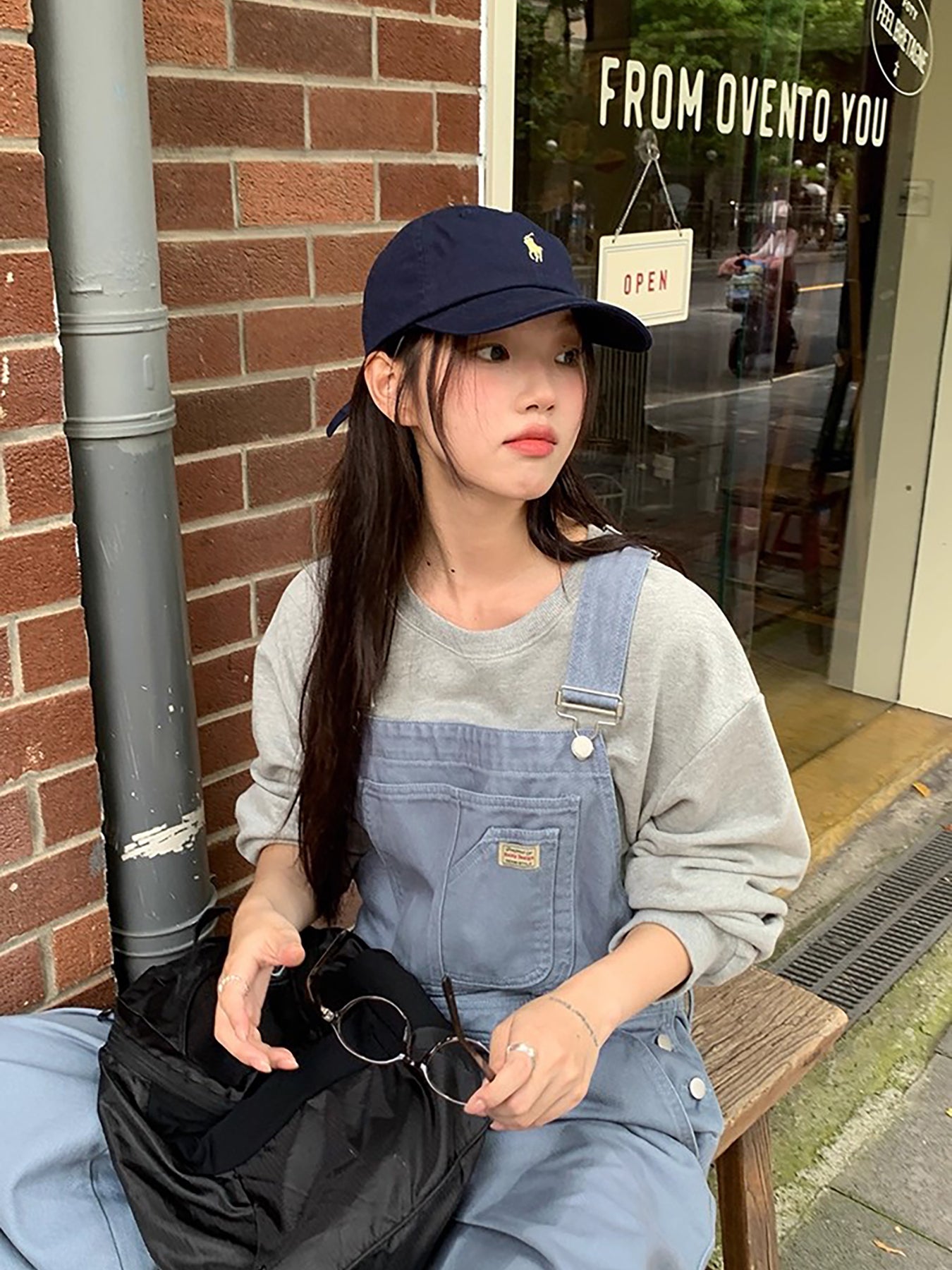 RAINY アメリカンスタイルのシックなクルーネック、カジュアルで万能なレタープリントのスウェットシャツ。春と秋にぴったりのレディース用ルーズプルオーバートップス。 