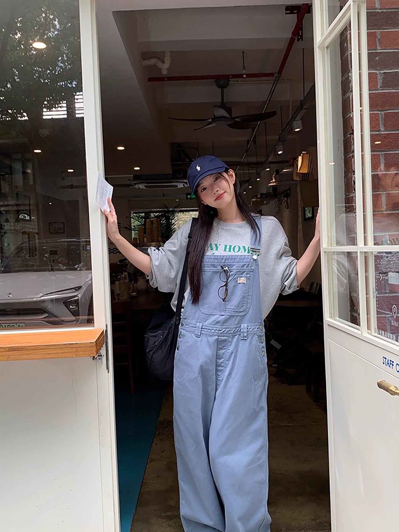 RAINY アメリカンスタイルのシックなクルーネック、カジュアルで万能なレタープリントのスウェットシャツ。春と秋にぴったりのレディース用ルーズプルオーバートップス。 