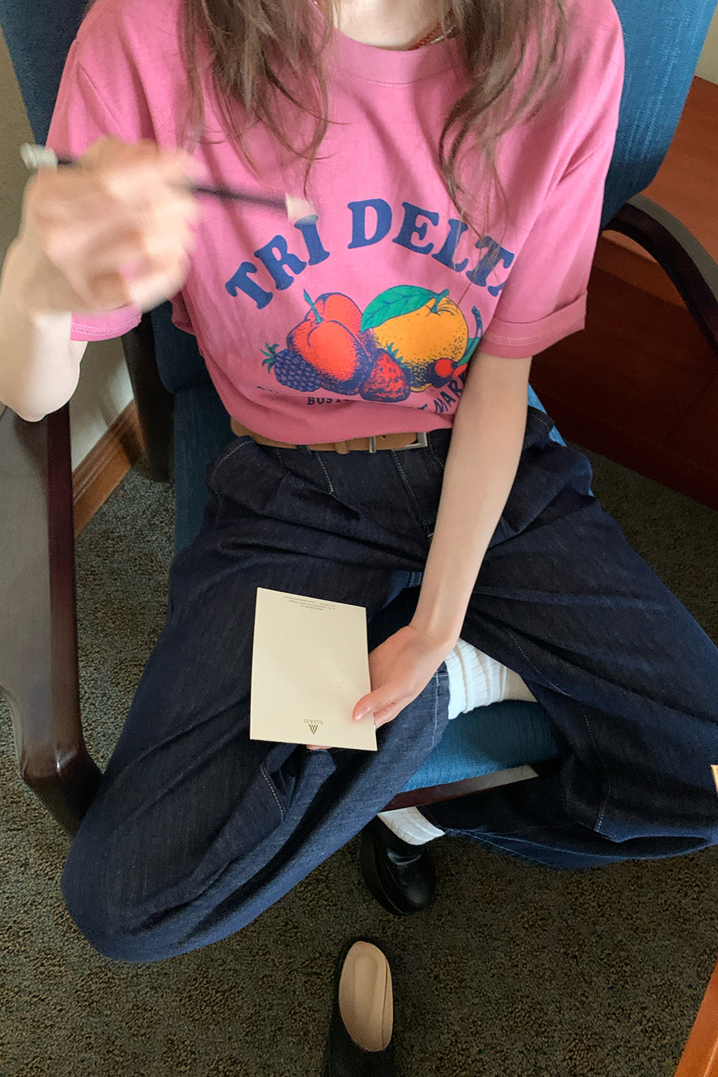 RAINY 여유로운 여름 느낌 과일 알파벳 프린트 티셔츠 25SA23174C