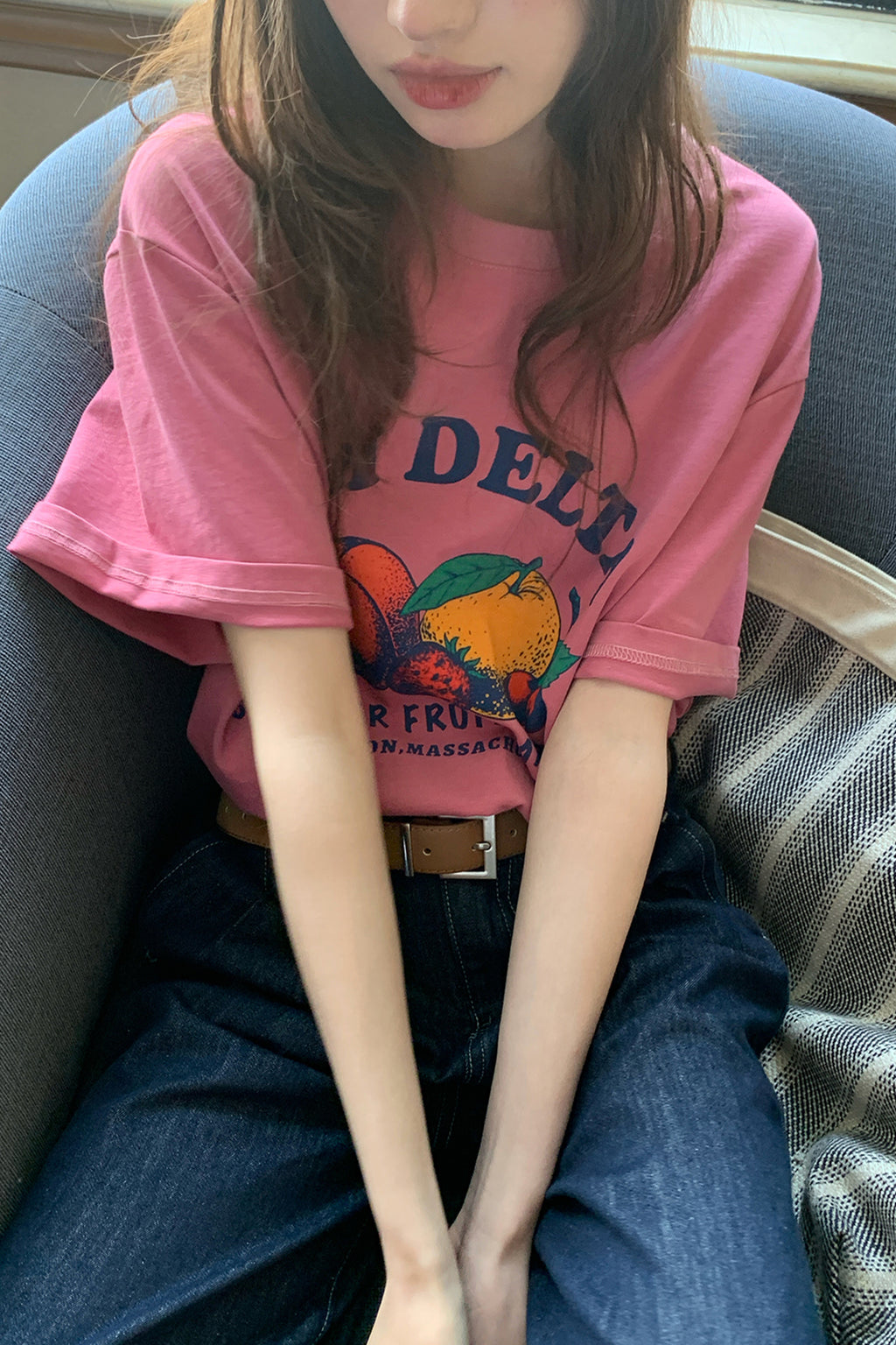 RAINY 여유로운 여름 느낌 과일 알파벳 프린트 티셔츠 25SA23174C