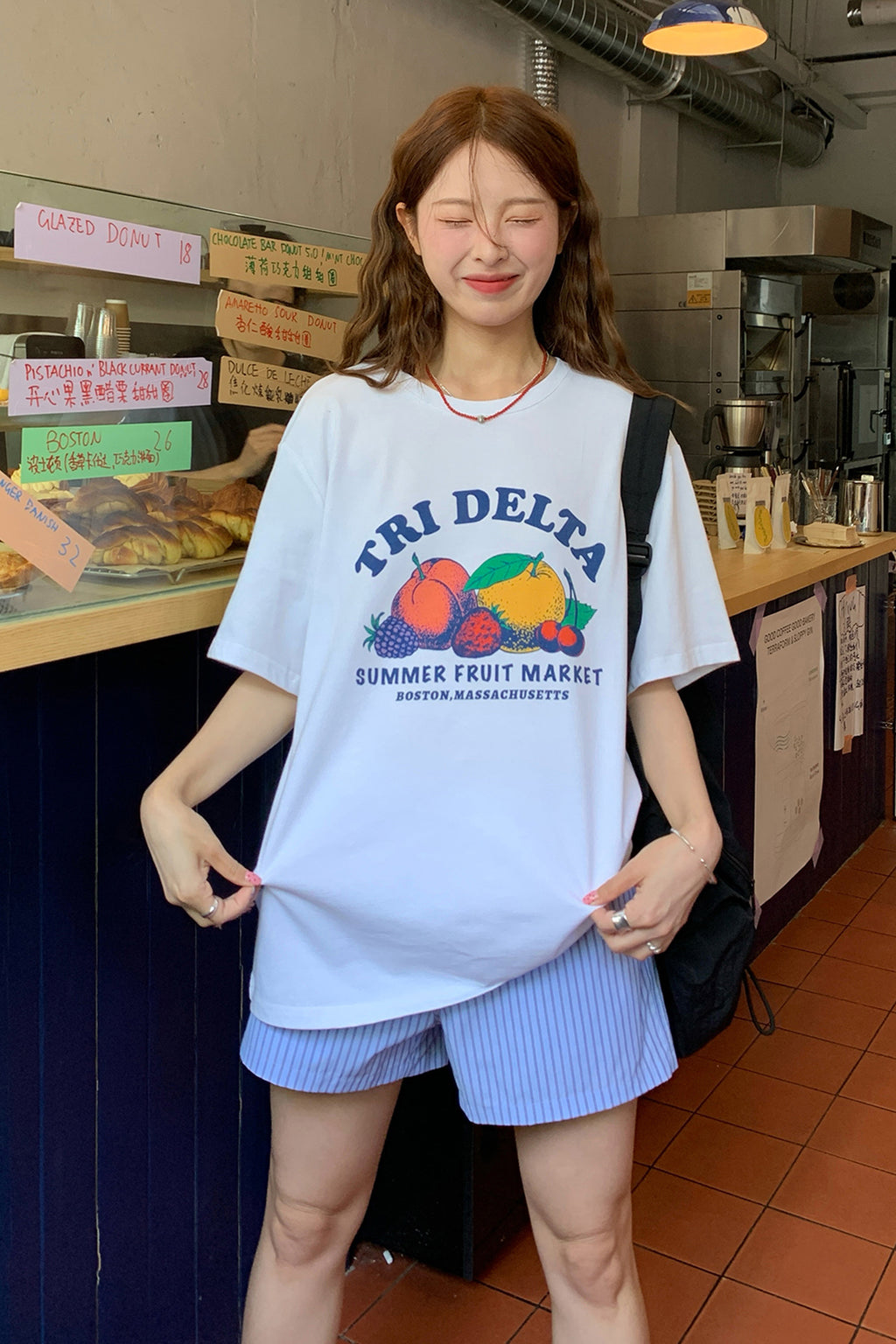 RAINY 여유로운 여름 느낌 과일 알파벳 프린트 티셔츠 25SA23174C