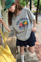 RAINY 여유로운 여름 느낌 과일 알파벳 프린트 티셔츠 25SA23174C