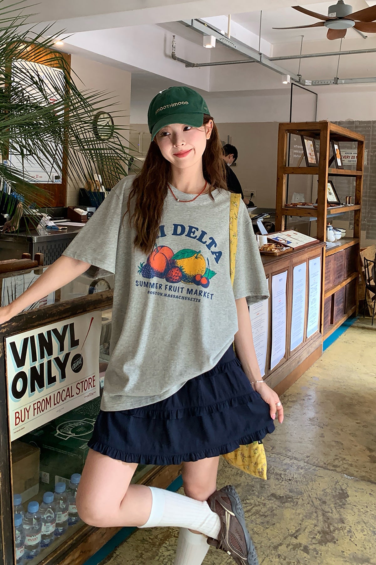 RAINY 여유로운 여름 느낌 과일 알파벳 프린트 티셔츠 25SA23174C