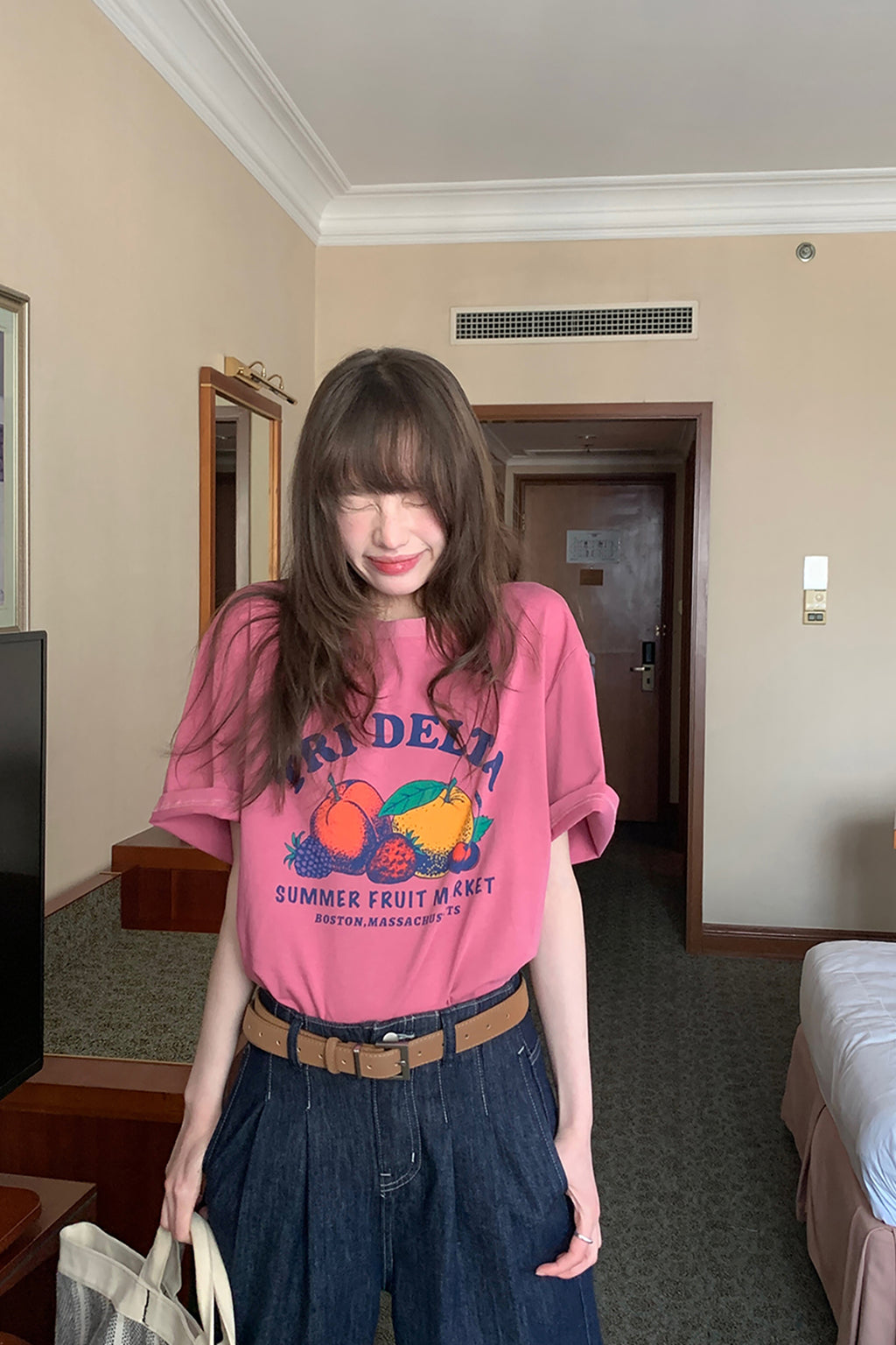 RAINY 여유로운 여름 느낌 과일 알파벳 프린트 티셔츠 25SA23174C