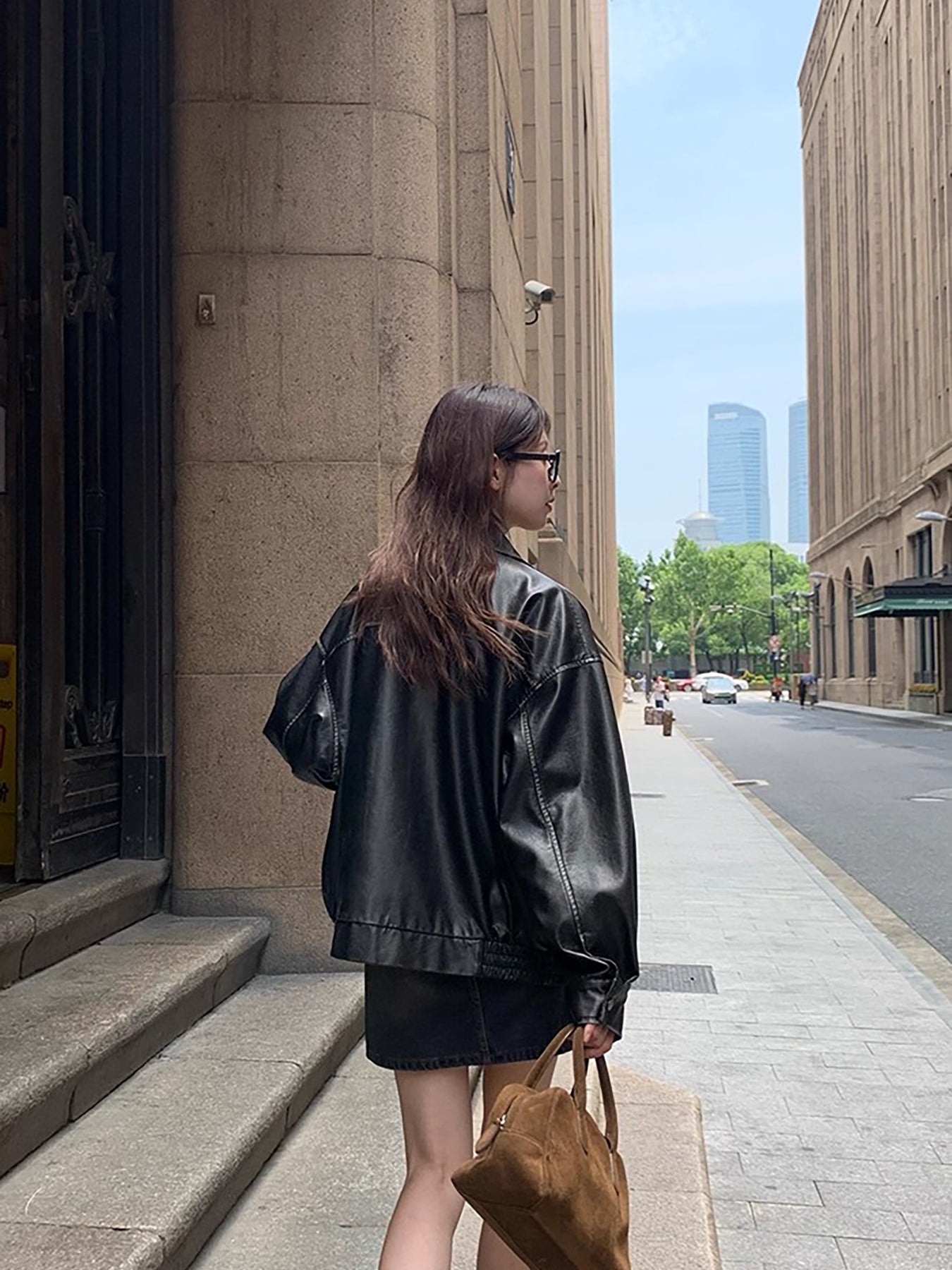 Rainy のクールでスタイリッシュなヴィンテージ風のブラウンのレディース レザー ジャケットは、バイク風のアメリカン スタイルが特徴で、春と秋に最適です。 