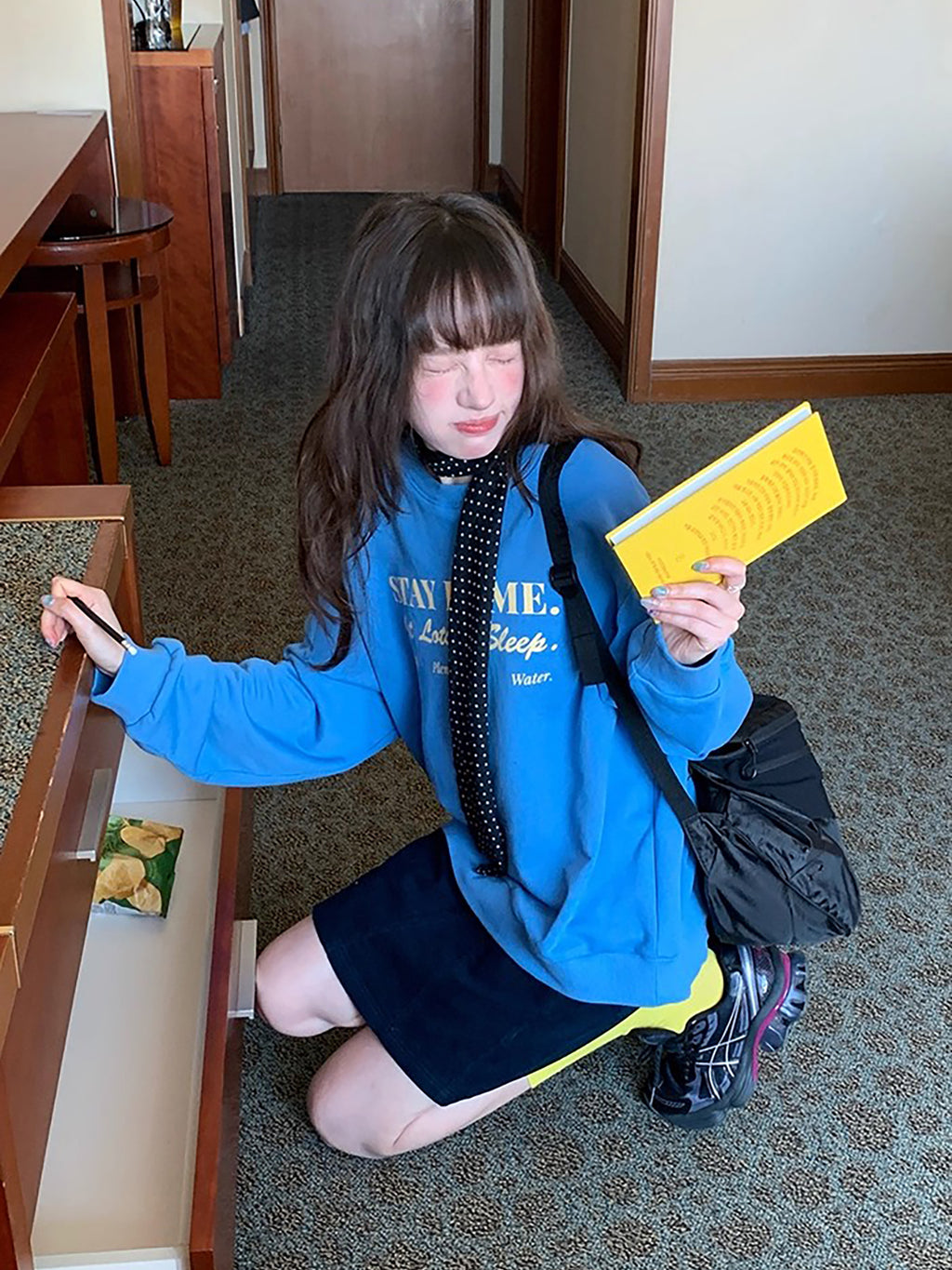 RAINY アメリカンスタイルのシックなクルーネック、カジュアルで万能なレタープリントのスウェットシャツ。春と秋にぴったりのレディース用ルーズプルオーバートップス。 