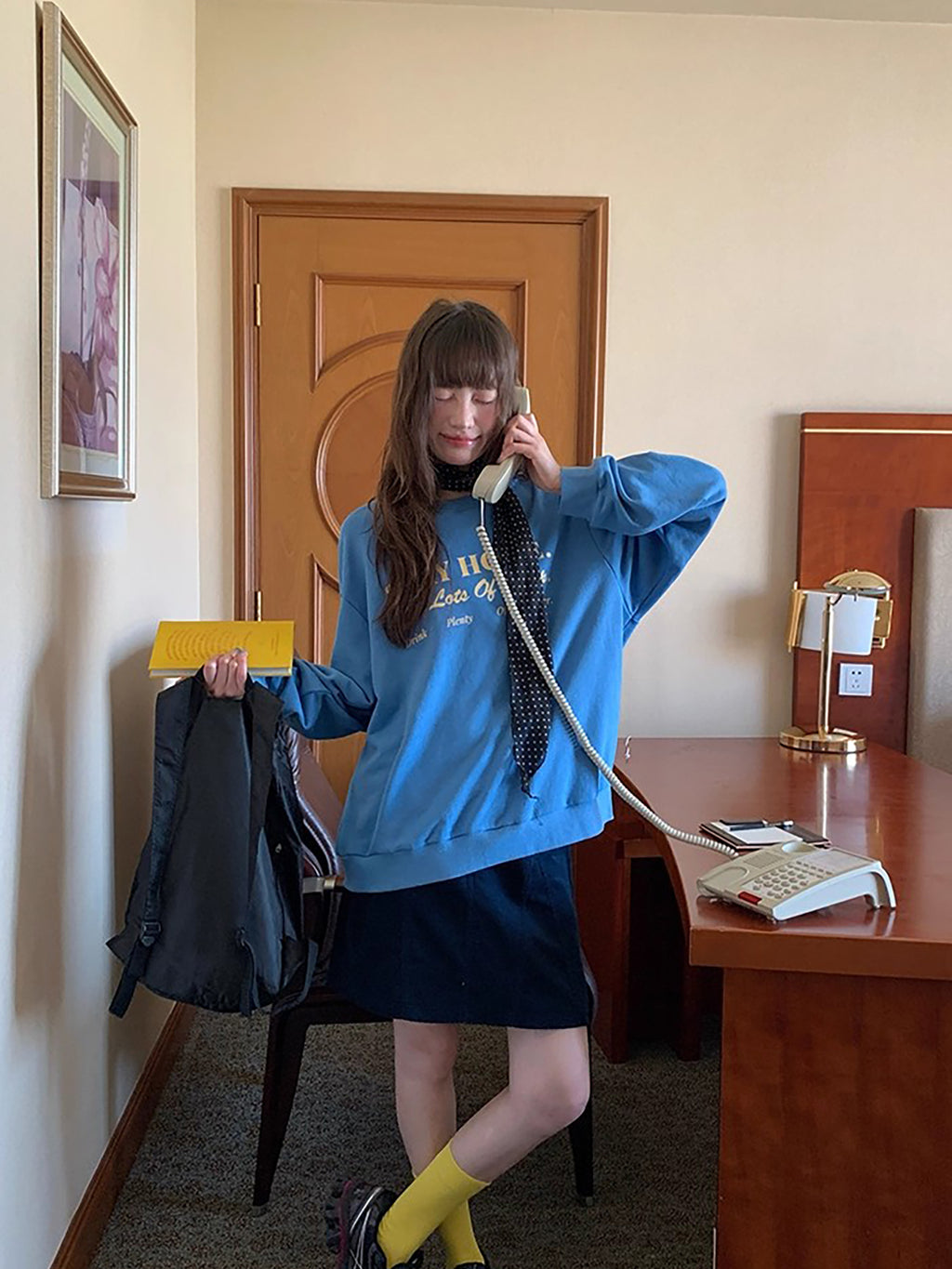 RAINY アメリカンスタイルのシックなクルーネック、カジュアルで万能なレタープリントのスウェットシャツ。春と秋にぴったりのレディース用ルーズプルオーバートップス。 