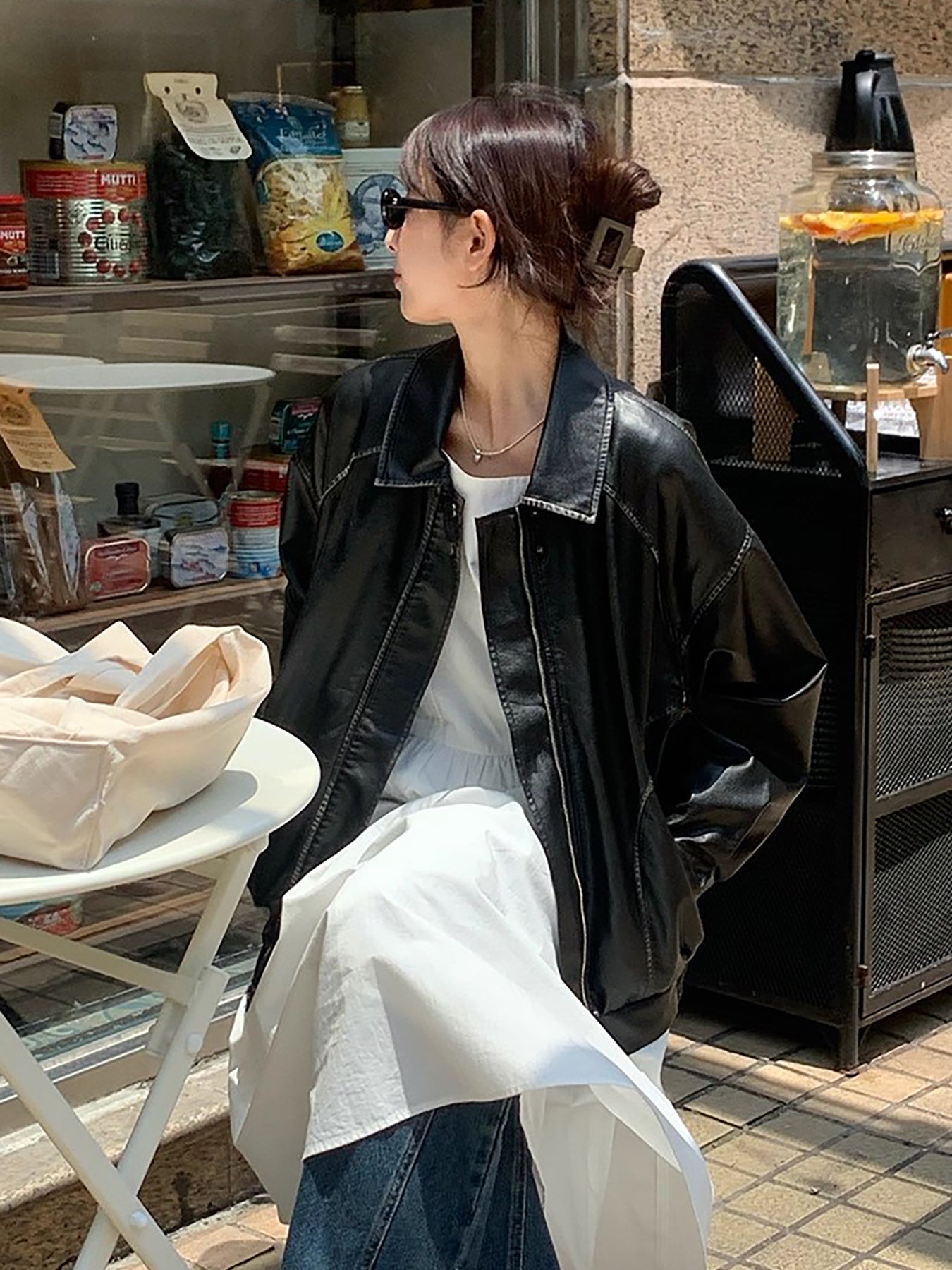 Rainy のクールでスタイリッシュなヴィンテージ風のブラウンのレディース レザー ジャケットは、バイク風のアメリカン スタイルが特徴で、春と秋に最適です。 