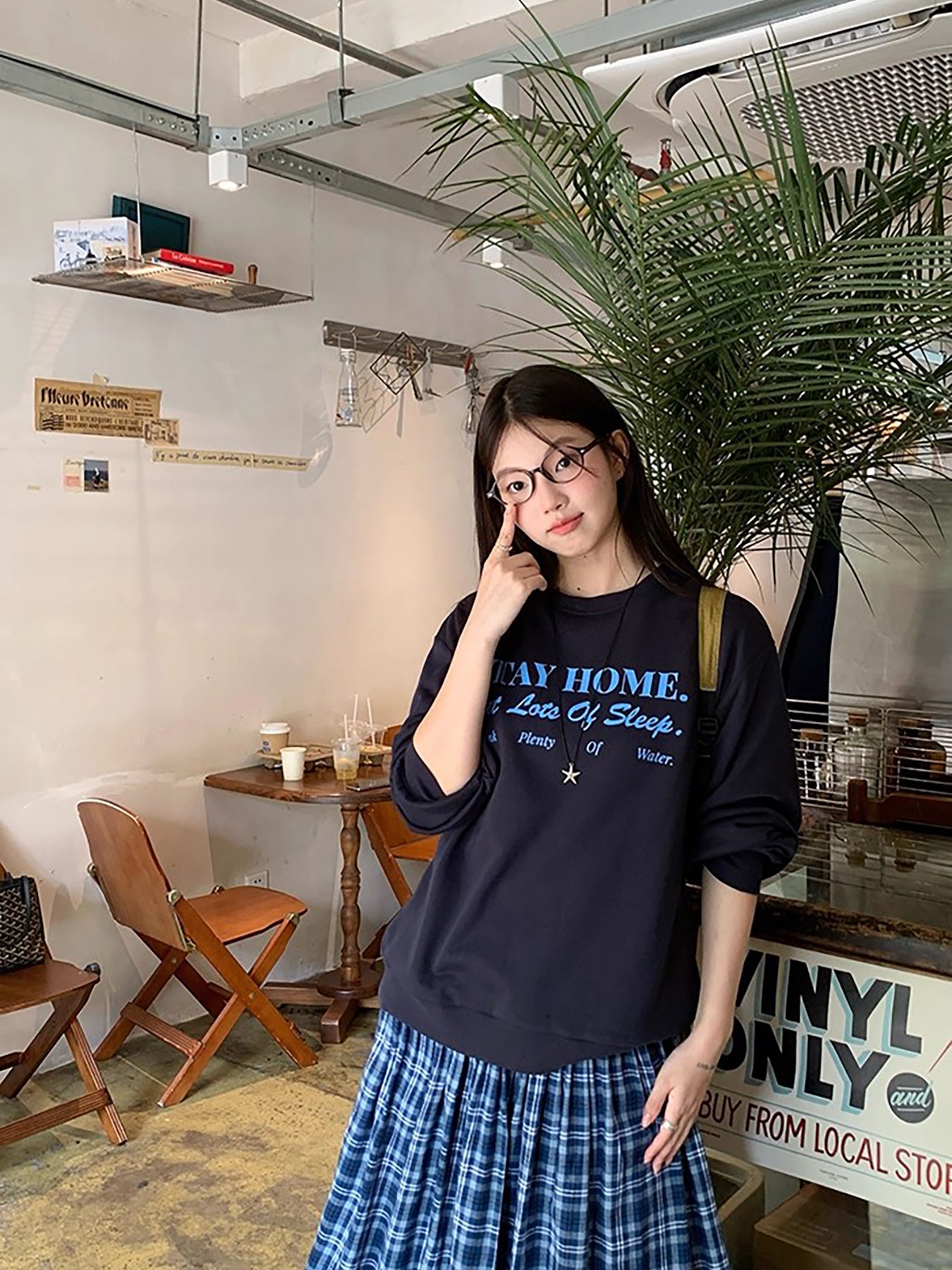 RAINY アメリカンスタイルのシックなクルーネック、カジュアルで万能なレタープリントのスウェットシャツ。春と秋にぴったりのレディース用ルーズプルオーバートップス。 